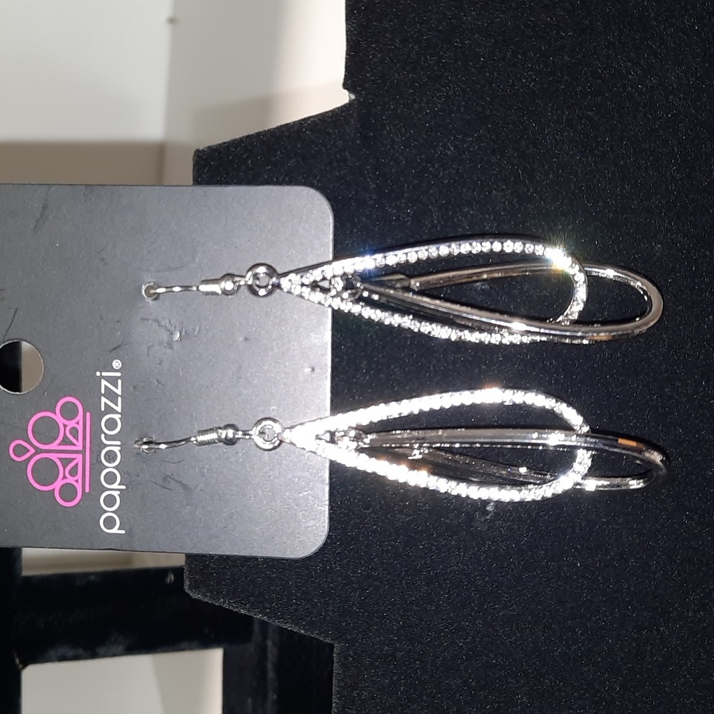 Stunning, that's what these earrings are bundle 5 for 30 or 1 for 10